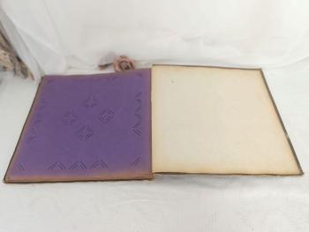 Ancien album vide du début des années 1900 de 42 feuilles avec emplacements pour mettre les cartes de différentes facons. Superbe couverture Art Nouveau au décor floral très ornementé. Que de charme!