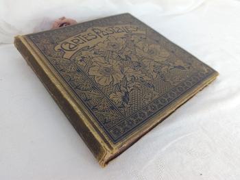 Ancien album vide du début des années 1900 de 42 feuilles avec emplacements pour mettre les cartes de différentes facons. Superbe couverture Art Nouveau au décor floral très ornementé. Que de charme!