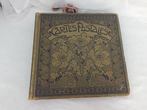Ancien album vide du début des années 1900 de 42 feuilles avec emplacements pour mettre les cartes de différentes facons. Superbe couverture Art Nouveau au décor floral très ornementé. Que de charme!