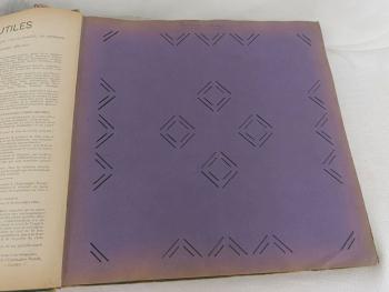 Ancien album vide du début des années 1900 de 42 feuilles avec emplacements pour mettre les cartes de différentes facons. Superbe couverture Art Nouveau au décor floral très ornementé. Que de charme!