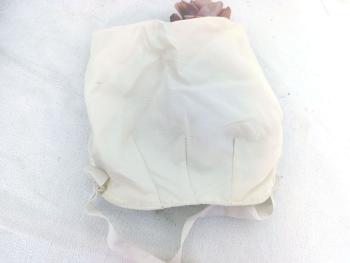 Entièrement ouvragé à la mains, voici pour bébés, un superbe béguin à 