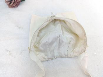 Entièrement ouvragé à la mains, voici pour bébés, un superbe béguin à 