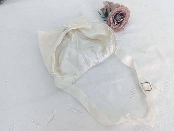Entièrement ouvragé à la mains, voici pour bébés, un superbe béguin à 