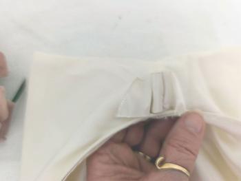Entièrement ouvragé à la mains, voici pour bébés, un superbe béguin à 
