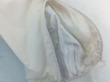 Entièrement ouvragé à la mains, voici pour bébés, un superbe béguin à 