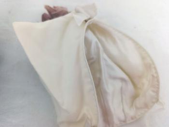 Entièrement ouvragé à la mains, voici pour bébés, un superbe béguin à 