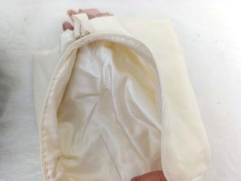 Entièrement ouvragé à la mains, voici pour bébés, un superbe béguin à 