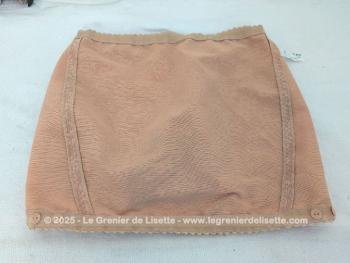 Voici une gaine plastron vintage de couleur chair en dentelle élastique pour porte jarretelles de la marque Boléro des années 70/80 correspondant à une taille 38. En très bon état. 