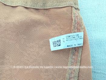 Voici une gaine plastron vintage de couleur chair en dentelle élastique pour porte jarretelles de la marque Boléro des années 70/80 correspondant à une taille 38. En très bon état. 