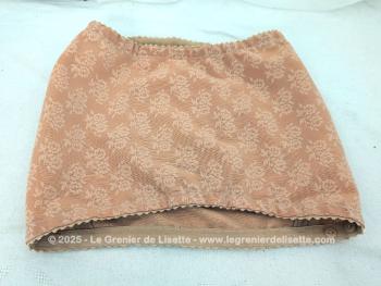 Voici une gaine plastron vintage de couleur chair en dentelle élastique pour porte jarretelles de la marque Boléro des années 70/80 correspondant à une taille 38. En très bon état. 
