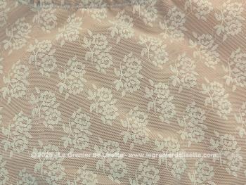 Voici une gaine plastron vintage de couleur chair en dentelle élastique pour porte jarretelles de la marque Boléro des années 70/80 correspondant à une taille 38. En très bon état. 