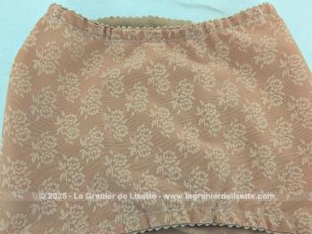 Voici une gaine plastron vintage de couleur chair en dentelle élastique pour porte jarretelles de la marque Boléro des années 70/80 correspondant à une taille 38. En très bon état. 