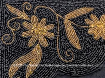 Ancien et original, voici les vestiges d'une belle petite sacoche à main, décorée par un superbe travail de perles de rocaille noires et dorées, travail minutieux des années 40/50. 