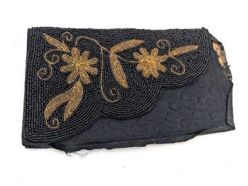 Ancien et original, voici les vestiges d'une belle petite sacoche à main, décorée par un superbe travail de perles de rocaille noires et dorées, travail minutieux des années 40/50. 