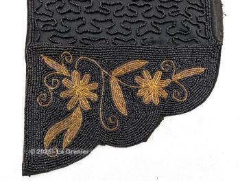 Ancien et original, voici les vestiges d'une belle petite sacoche à main, décorée par un superbe travail de perles de rocaille noires et dorées, travail minutieux des années 40/50. 