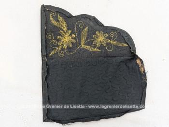 Ancien et original, voici les vestiges d'une belle petite sacoche à main, décorée par un superbe travail de perles de rocaille noires et dorées, travail minutieux des années 40/50. 