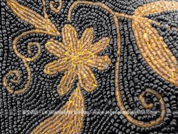 Ancien et original, voici les vestiges d'une belle petite sacoche à main, décorée par un superbe travail de perles de rocaille noires et dorées, travail minutieux des années 40/50. 
