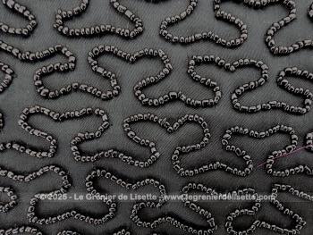Ancien et original, voici les vestiges d'une belle petite sacoche à main, décorée par un superbe travail de perles de rocaille noires et dorées, travail minutieux des années 40/50. 