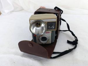 Appareil photo ancien Kodak Brownie Starluxe avec flash