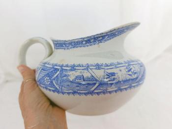 Voici un broc bleu d'un ancien service de toilette estampillé des faïenceries  