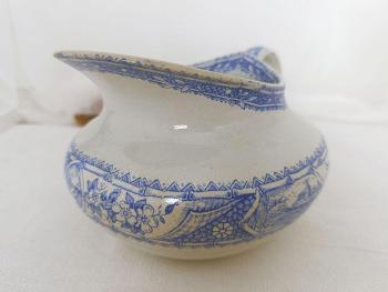 Voici un broc bleu d'un ancien service de toilette estampillé des faïenceries  