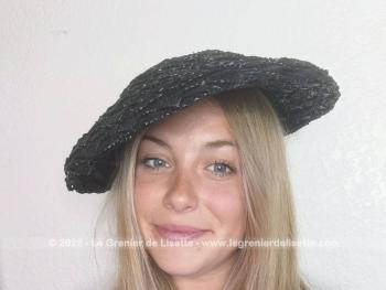 Ancien chapeau en sisal synthétique noir forme galette, avec au dos un joli noeud en ruban. Allure vintage assurée.
