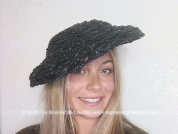Ancien chapeau en sisal synthétique noir forme galette, avec au dos un joli noeud en ruban. Allure vintage assurée.