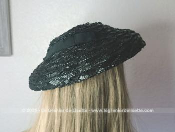 Ancien chapeau en sisal synthétique noir forme galette, avec au dos un joli noeud en ruban. Allure vintage assurée.