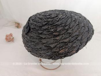 Ancien chapeau en sisal synthétique noir forme galette, avec au dos un joli noeud en ruban. Allure vintage assurée.