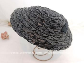 Ancien chapeau en sisal synthétique noir forme galette, avec au dos un joli noeud en ruban. Allure vintage assurée.
