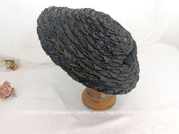 Ancien chapeau en sisal synthétique noir forme galette, avec au dos un joli noeud en ruban. Allure vintage assurée.
