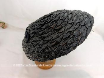 Ancien chapeau en sisal synthétique noir forme galette, avec au dos un joli noeud en ruban. Allure vintage assurée.