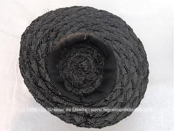 Ancien chapeau en sisal synthétique noir forme galette, avec au dos un joli noeud en ruban. Allure vintage assurée.