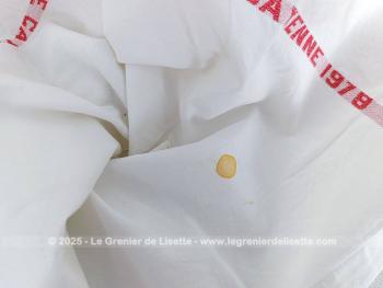 Témoin de son passé hospitalier, voici un drap original portant plusieurs fois sur sa longueur l'inscription C.H. DE CAYENNE 1978 et dans un coin, brodé au point de croix les lettres Let B.  Pièce vraiment originale ! 