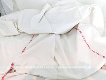 Témoin de son passé hospitalier, voici un drap original portant plusieurs fois sur sa longueur l'inscription C.H. DE CAYENNE 1978 et dans un coin, brodé au point de croix les lettres Let B.  Pièce vraiment originale ! 