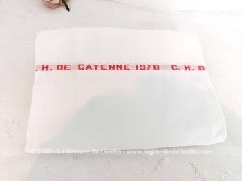 Témoin de son passé hospitalier, voici un drap original portant plusieurs fois sur sa longueur l'inscription C.H. DE CAYENNE 1978 et dans un coin, brodé au point de croix les lettres Let B.  Pièce vraiment originale ! 
