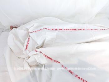 Témoin de son passé hospitalier, voici un drap original portant plusieurs fois sur sa longueur l'inscription C.H. DE CAYENNE 1978 et dans un coin, brodé au point de croix les lettres Let B.  Pièce vraiment originale ! 