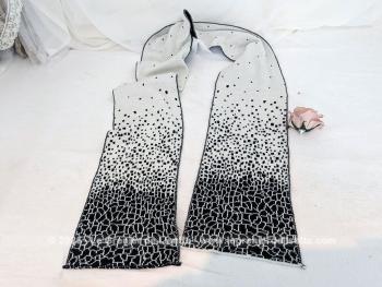 Voici une belle écharpe sans étiquette, bien chaude aux ton noir et blanc et aux motifs positifs/négatifs suivant le coté porté. Superbe, élégante et originale .