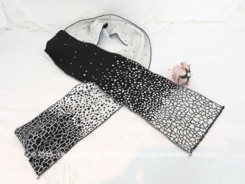 Voici une belle écharpe sans étiquette, bien chaude aux ton noir et blanc et aux motifs positifs/négatifs suivant le coté porté. Superbe, élégante et originale .