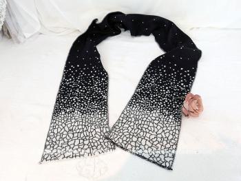 Voici une belle écharpe sans étiquette, bien chaude aux ton noir et blanc et aux motifs positifs/négatifs suivant le coté porté. Superbe, élégante et originale .
