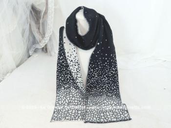Voici une belle écharpe sans étiquette, bien chaude aux ton noir et blanc et aux motifs positifs/négatifs suivant le coté porté. Superbe, élégante et originale .