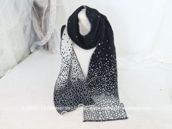 Voici une belle écharpe sans étiquette, bien chaude aux ton noir et blanc et aux motifs positifs/négatifs suivant le coté porté. Superbe, élégante et originale .