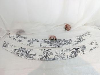 Voici une paire de belles embrasses en tissus tendance toile Jouy Gris avec anneau d'accroche aux deux extrémités . Superbes ! 