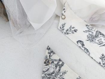 Voici une paire de belles embrasses en tissus tendance toile Jouy Gris avec anneau d'accroche aux deux extrémités . Superbes ! 