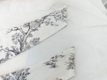 Voici une paire de belles embrasses en tissus tendance toile Jouy Gris avec anneau d'accroche aux deux extrémités . Superbes ! 