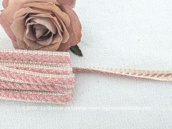 Voici un joli galon vintage de passementerie de 250 x 1,2 cm composé d'une guirlande de reliefs roses et de fines frises. Parfait pour une touche shabby ou romantique dans vos créations.