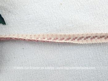 Voici un joli galon vintage de passementerie de 250 x 1,2 cm composé d'une guirlande de reliefs roses et de fines frises. Parfait pour une touche shabby ou romantique dans vos créations.