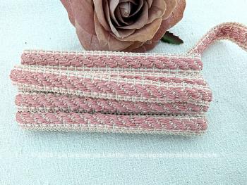 Voici un joli galon vintage de passementerie de 250 x 1,2 cm composé d'une guirlande de reliefs roses et de fines frises. Parfait pour une touche shabby ou romantique dans vos créations.