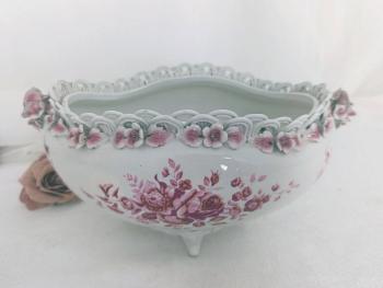 Tous les détails de cette petite jardinière ne sont que ravissement: les pieds en relief, les dessins de gerbes de fleurs roses, la guirlande de petites roses en relief surmontée d'un délicat tressage. Une vraie merveille !