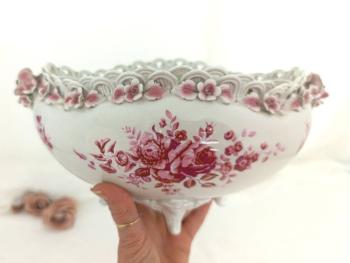 Tous les détails de cette petite jardinière ne sont que ravissement: les pieds en relief, les dessins de gerbes de fleurs roses, la guirlande de petites roses en relief surmontée d'un délicat tressage. Une vraie merveille !